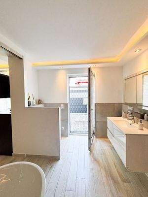  Badezimmer mit Zugang zur Terrasse