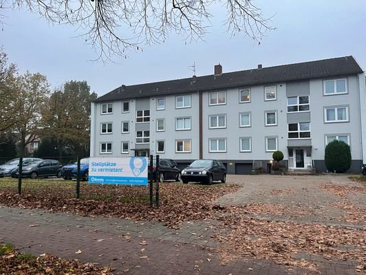 Privatparkplatz vor einem Wohngebäude