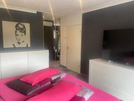 Schlafzimmer mit Umkleideraum