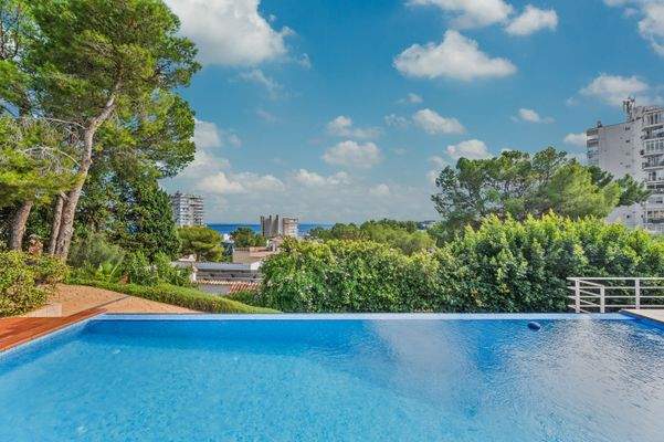 Pool with views in villa in Palmanova