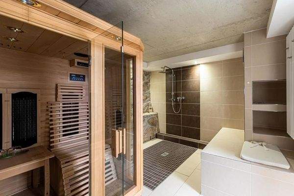 Sauna mit kleinem Wellnessbereich im Untergeschoss