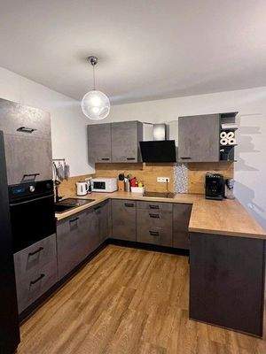 Die Vormieterin möche bei Interesse gern ihre Einbauküche für 2.500 € verkaufen (ohne Kühlschrank)