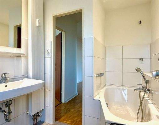 Dusch- und Wannenbad mit Fenster (2)