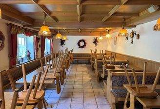 inladende Gaststube mit traditionellem Flair