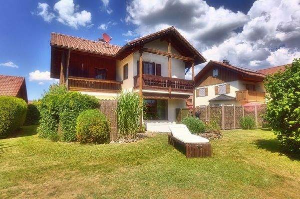 Gartenseite mit Balkon