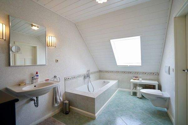 Badezimmer mit Badewanne und Dusche