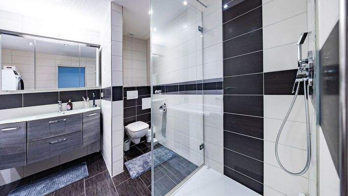 Bad mit Dusche und Wanne