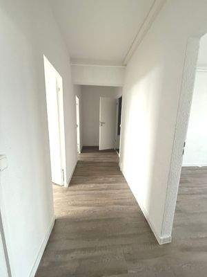 Heller Flur mit Holzboden