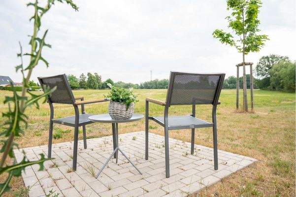 Weiterer Freisitz auf dem Grundstück mit Blick über die Wiesen