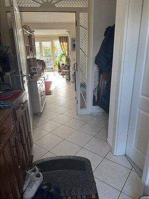 Eingangsbereich mit Gäste-WC rechts jpg