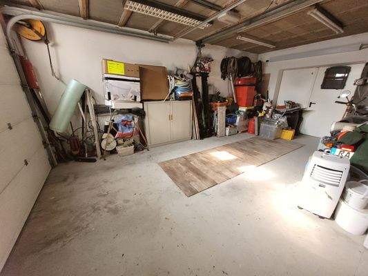 Garage mit Grube und Kran