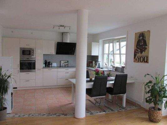 Blick vom Wohnzimmer in die Küche