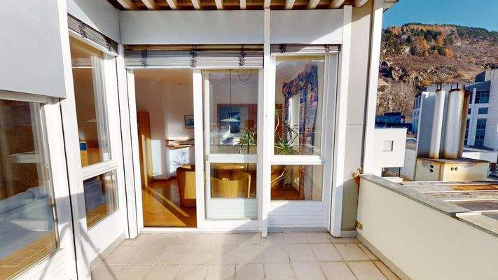 Charmante 3-Zimmer-Dachgeschosswohnung mit Terrasse, Aussicht & Garage – Silandro mansarda con terrazza e garage – attic apartment with terrace, view & garage in central location.