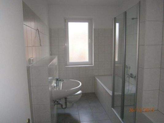 Badezimmer mit Wanne + Dusche