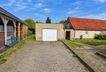 Innenhof mit Garage und Gartenhaus