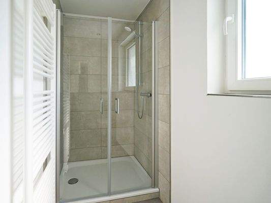 ...mit moderner Glaskabinen -Dusche