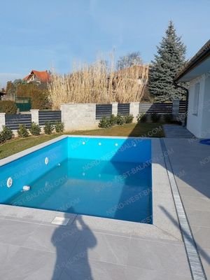 Außenansicht mit Terrasse und Pool