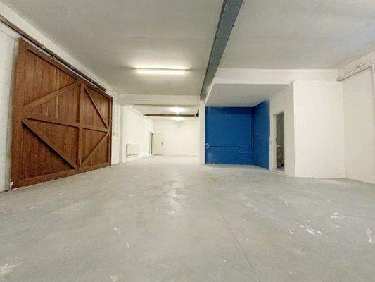 Lagerraum mit Toranlage