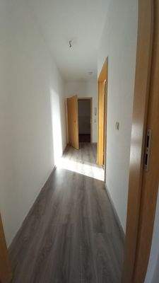 Heller Flur mit Holztüren