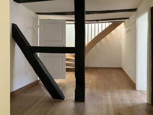 1. OG, Flur, Blick von Eingangstür, hinten interne Treppe ins DG