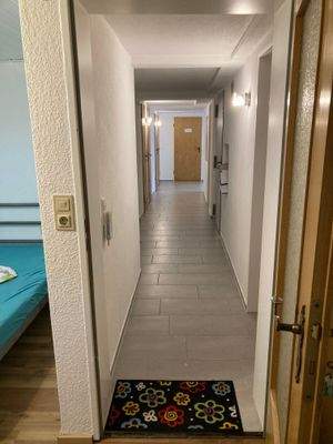 Blick aus einem Vermiet-Zimmer in den Flur 