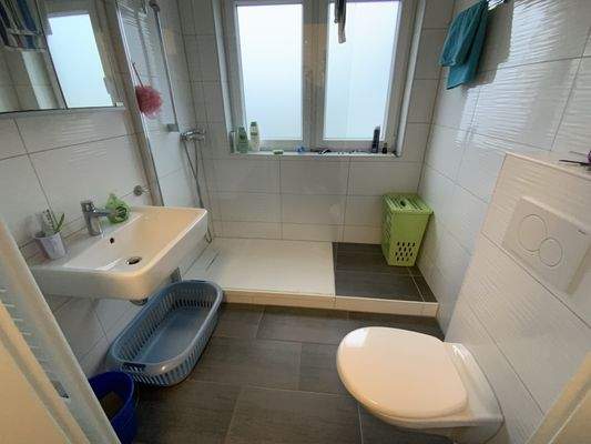 Duschbad mit Fenster im Obergeschoss