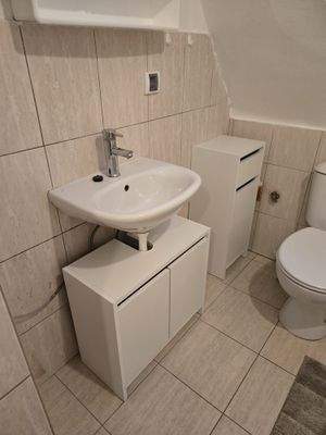 Kleines Badezimmer mit Waschbecken