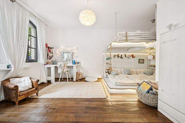 Kinderzimmer mit Spiel- und Schlafgalerie 