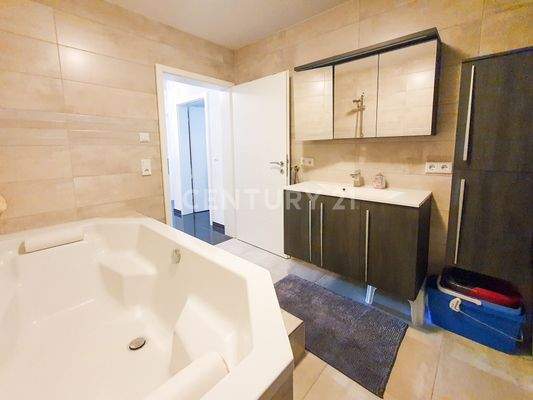 ... Waschbecken und WC