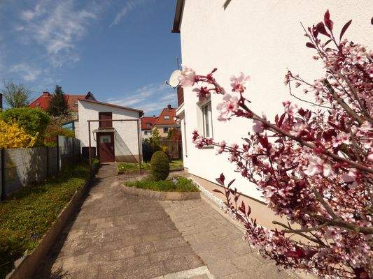 Blick zum Nebengebäude