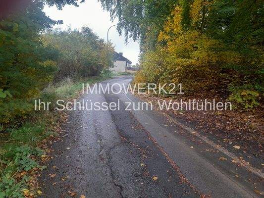 Straße zu den Häusern