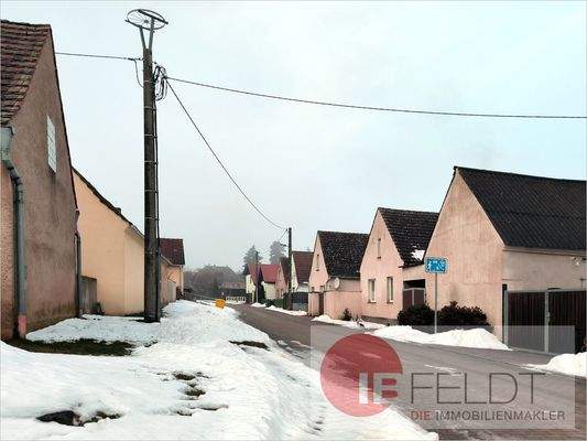 Das Haus liegt in einer verkehrsberuhigten Straße