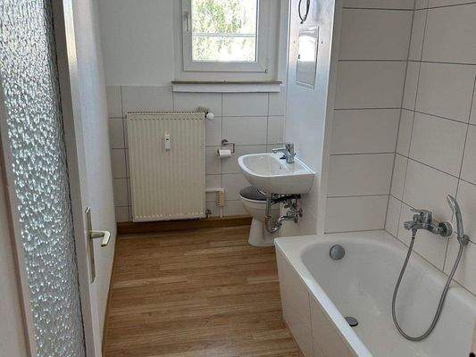 Bad mit Wanne und Fenster.jpg