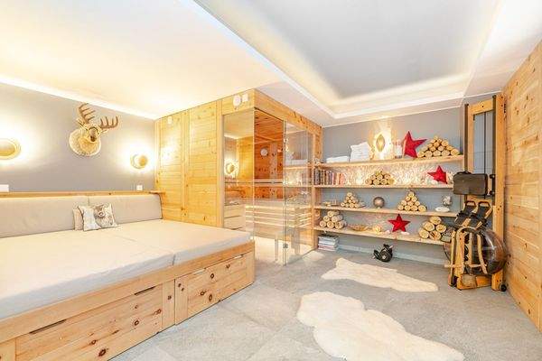 Sauna mit Ruhebereich in Schreinerausführung