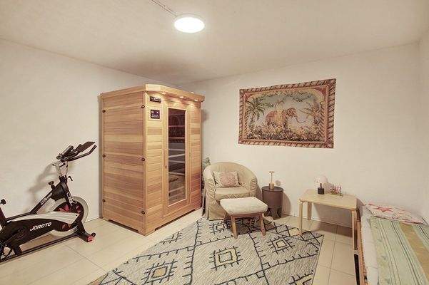 Wellness und Fitnessraum mit Infrarotkabine