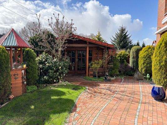 Terrasse mit Gartenhaus
