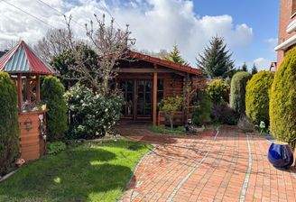 Terrasse mit Gartenhaus