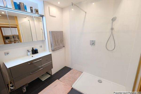 Bad mit Waschtisch und Badmöbel