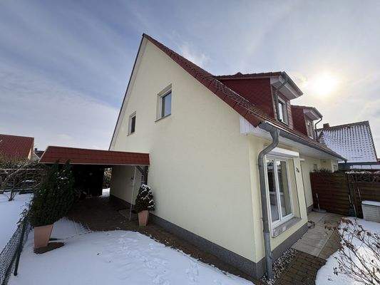 Carport und Hauseingang