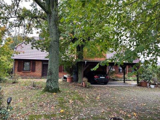 Vorderansicht mit Carport 