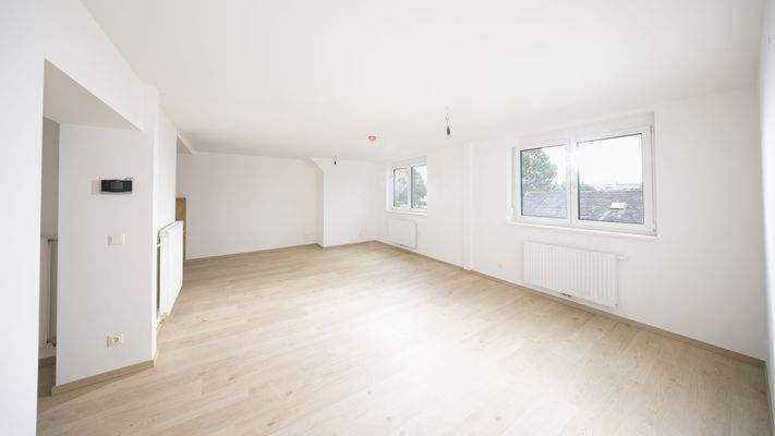 Wohn-Esszimmer mit Blick Richtung Küche