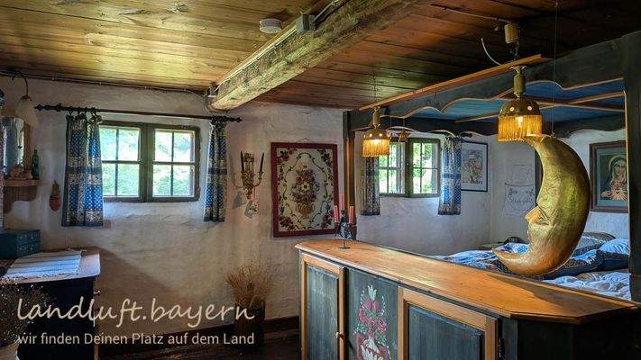 Schlafzimmer mit Himmelbett, Fenster nach Süden.jp