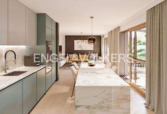 Großzügig gestaltete Küche