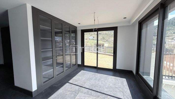 Elegant Semi-Detached Villas with Private Pools in İzmir