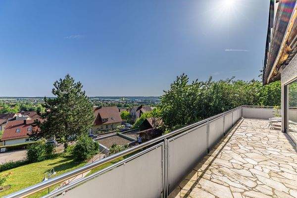 Freiraum mit Fernsicht – der perfekte Balkon zum Entspannen