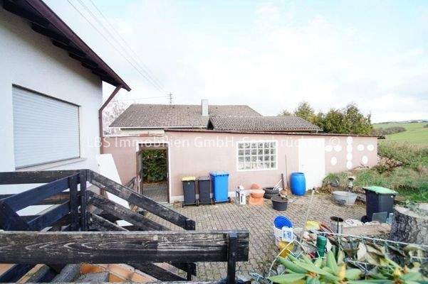 seitliche Garage und Tor