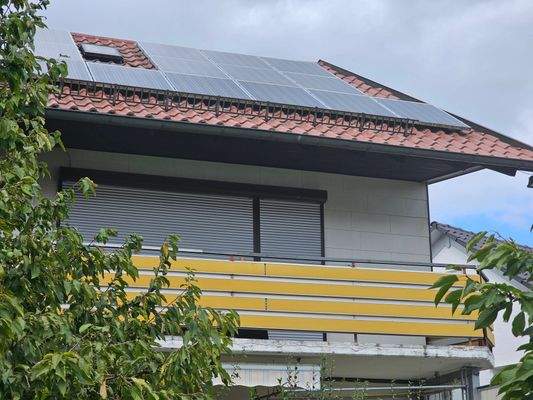 OG-Balkon mit PV-Anlage.jpg