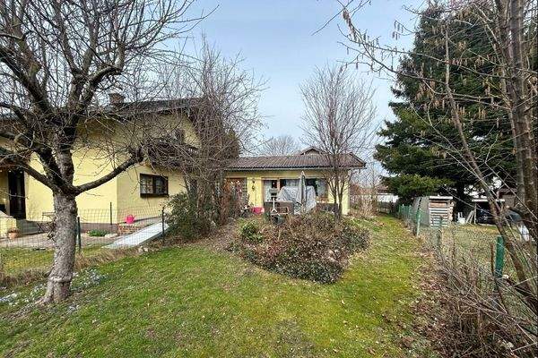 Blick auf Bungalow und EFH