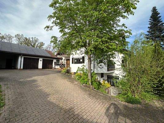 Zufahrt und Eingangsbereich des Grundstücks