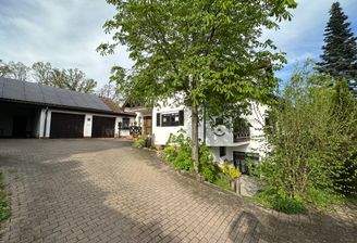 Zufahrt und Eingangsbereich des Grundstücks